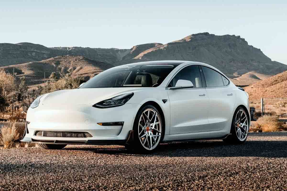 Tesla zarabia na samochodzie około 8 razy więcej niż Toyota